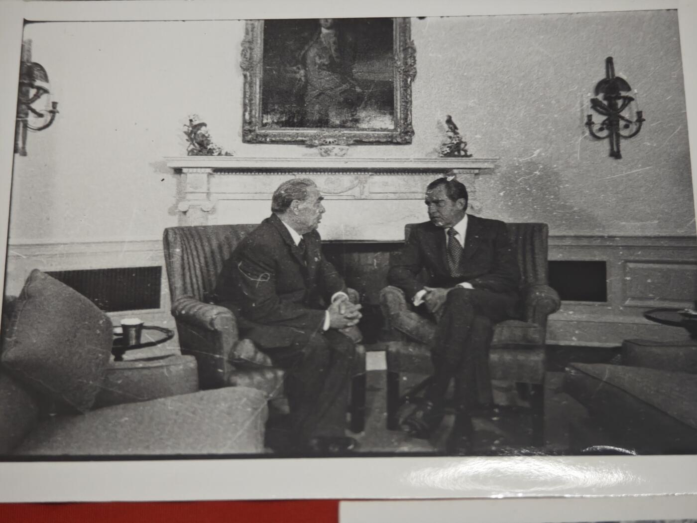 橙子收藏第五期 1973年美苏首脑会晤老照片组 完整记录了1973年6月苏联领导人列昂尼德·勃列日涅夫访问美国，与美国总统理查德·尼克松在华盛顿及戴维营举行高层会晤的全过程，是冷战“缓和”时期美苏关系的核心视觉见证。