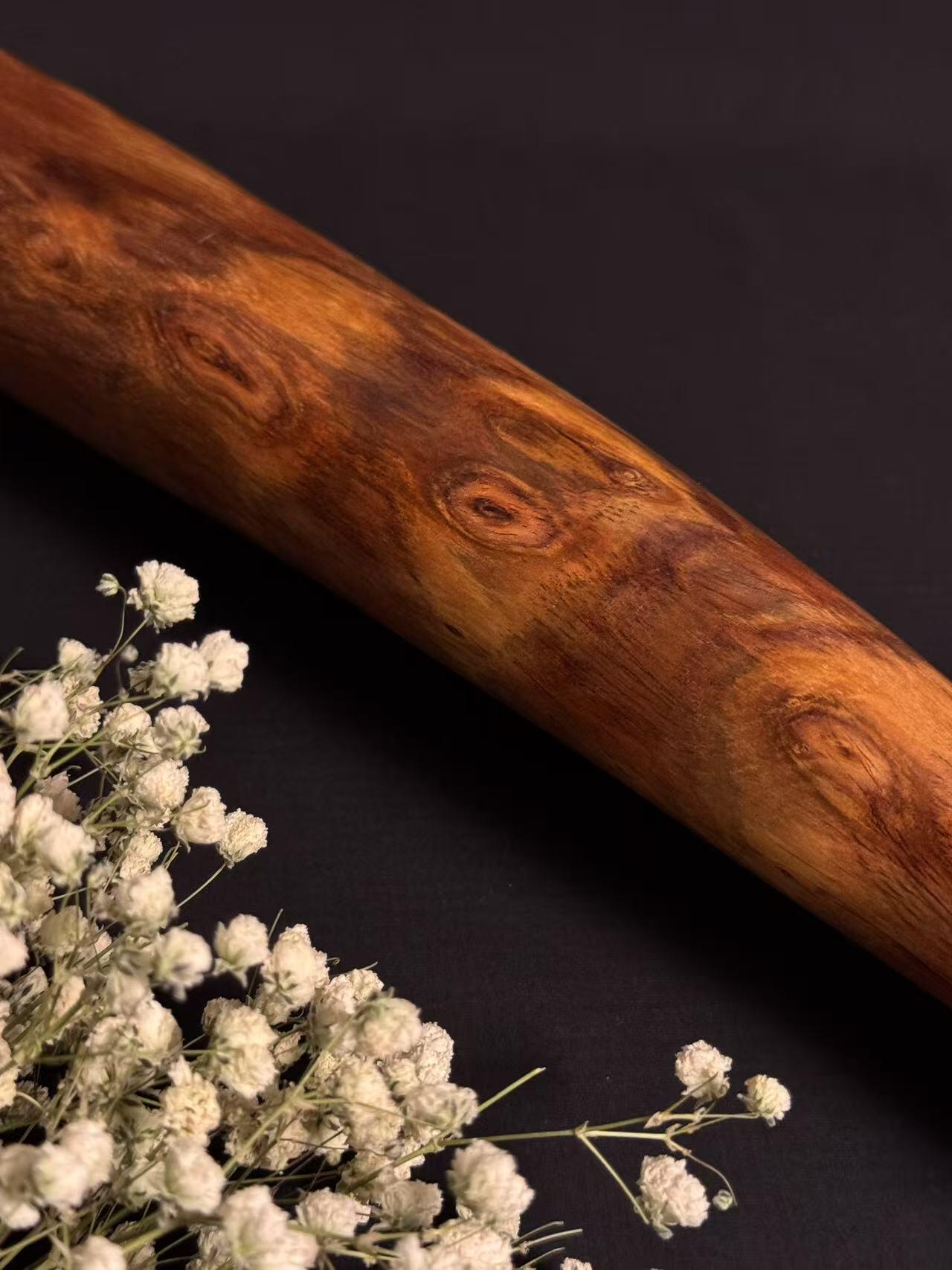 零元拍：NO.21终于在节前收到这批送出去加工的海南黄花梨随型把玩棍横财，这也许就是玩木头的乐趣吧，每一个花纹都独一无二，是自然与匠心的完美邂逅。 它保留了木材最本真的曲线，每一处起伏都像是时光在木头上留下的指纹。尺寸：490/50/55MM