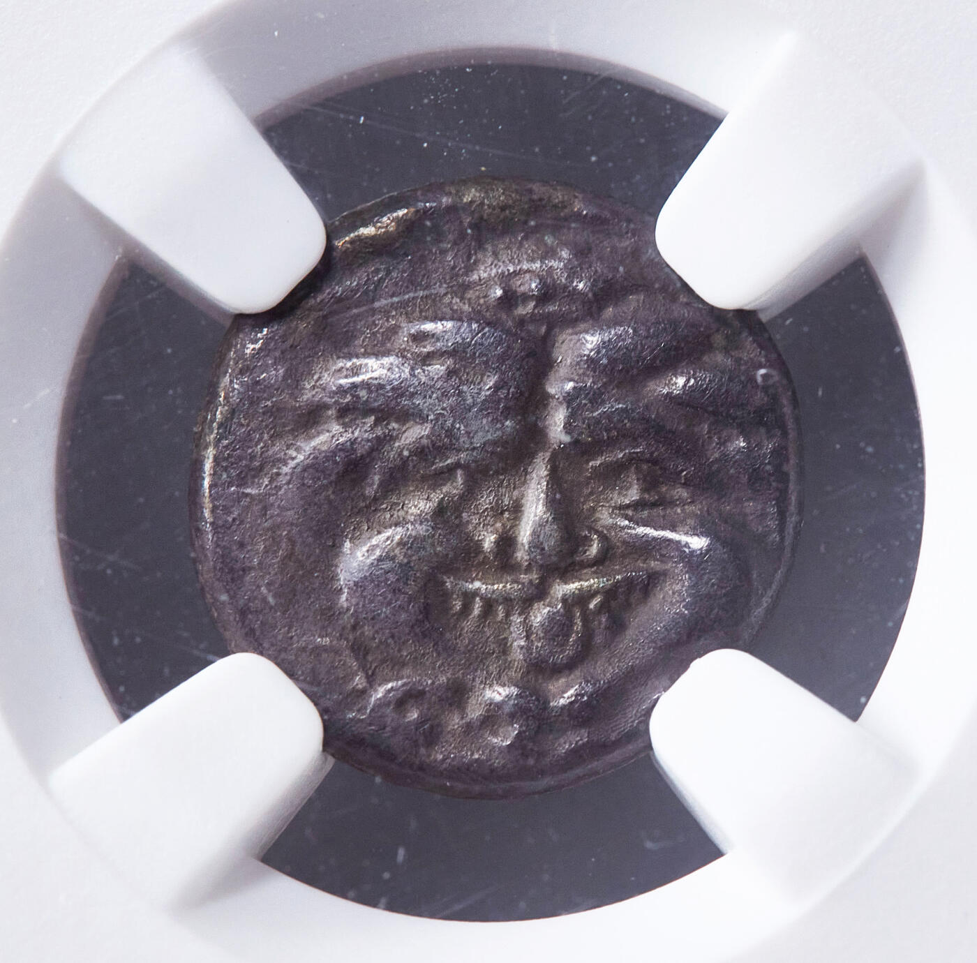 【俄甄集藏】2026年(049)03-18星期三 晚 19:30 全场包邮 古希腊帕里恩城公元前4世纪半德拉克马美杜莎银币，NGC ChF，黑色原坑包浆，正面蛇发女妖戈尔贡美杜莎，背面是回首公牛，直径13mm