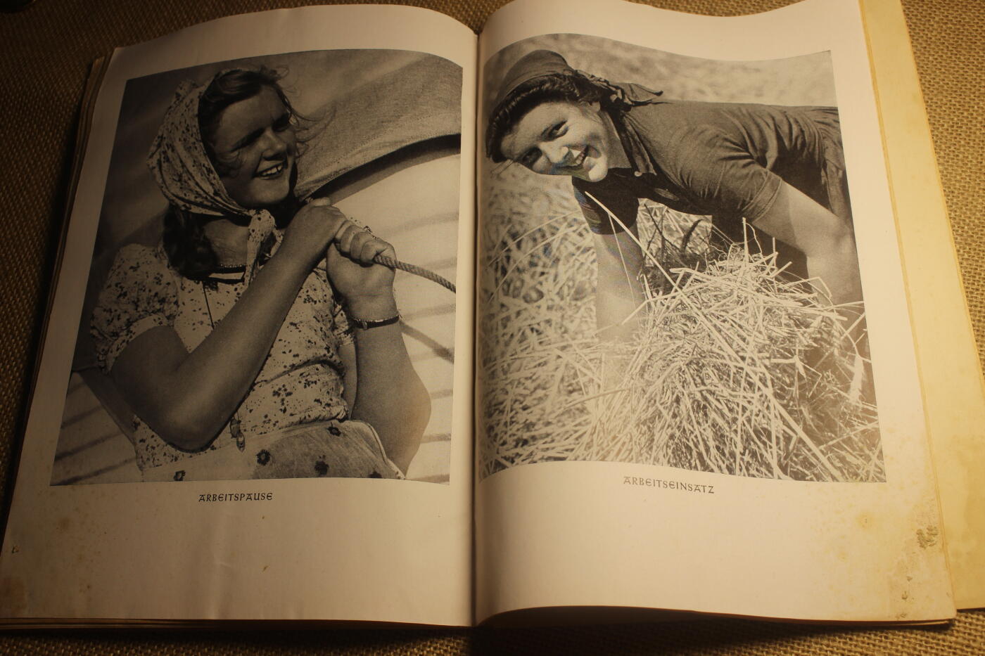 2026.3.14德系主题拍卖 德三士兵周刊，1942年第7期，国防军统帅部出版，合计46页，包含了一些小故事和东线的民俗文化等，夹页带战地明信片，年代久远纸张略有痕迹，结构完好