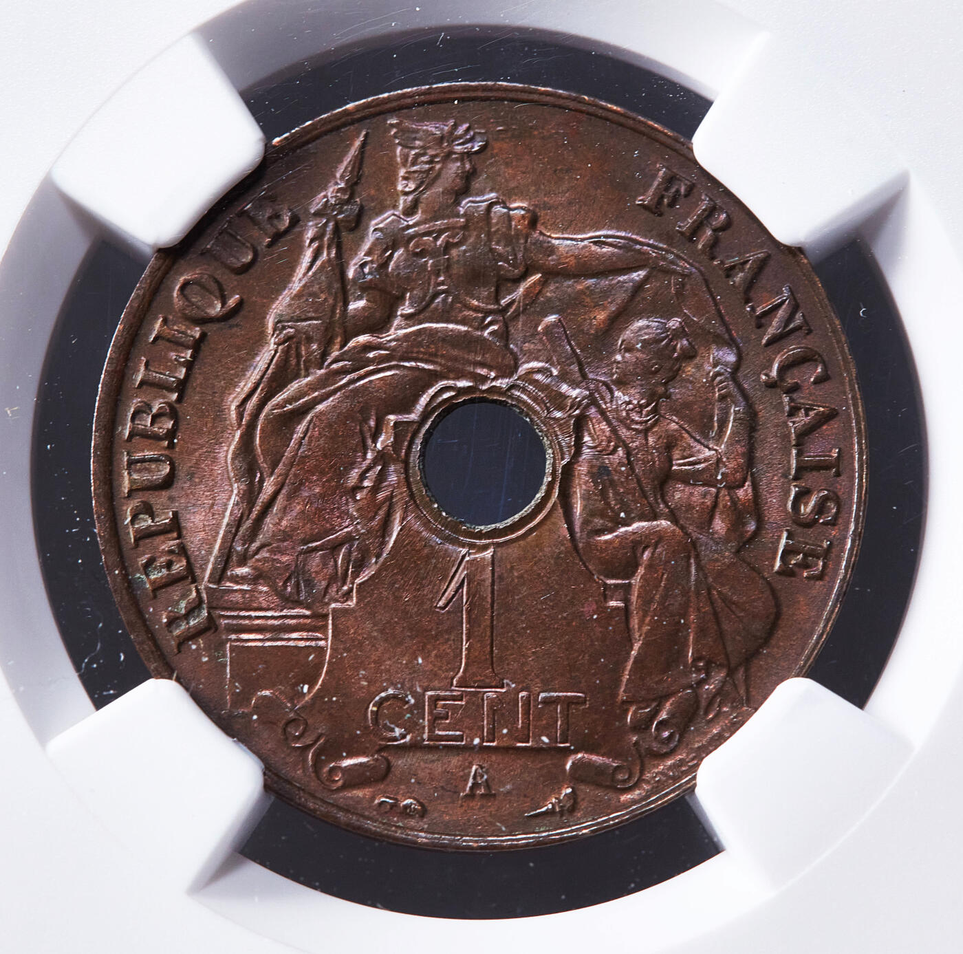 【俄甄集藏】2026年(049)03-18星期三 晚 19:30 全场包邮 法属印度支那1922年A版中孔百分之一（1分）铜币，NGC MS62，巧克力包浆，原光品相