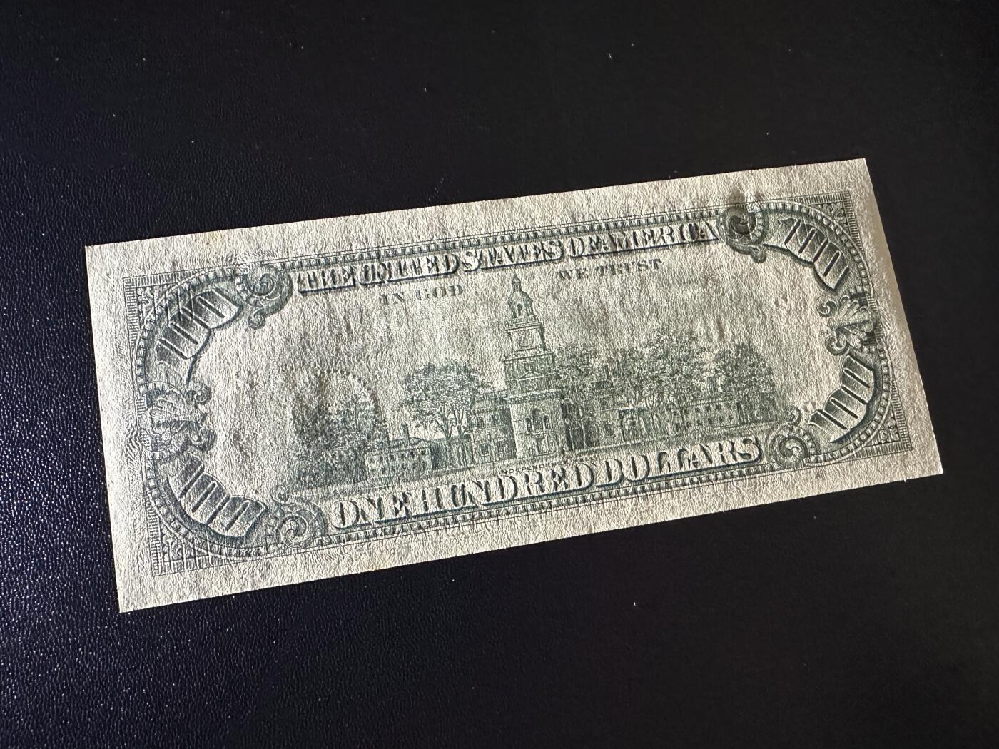 《外钞收藏家》第六百一十六期（精品场）（长期征集拍品、欢迎藏友们联系合作） 1977年美国小头版100美元 全新不绝轻微潮