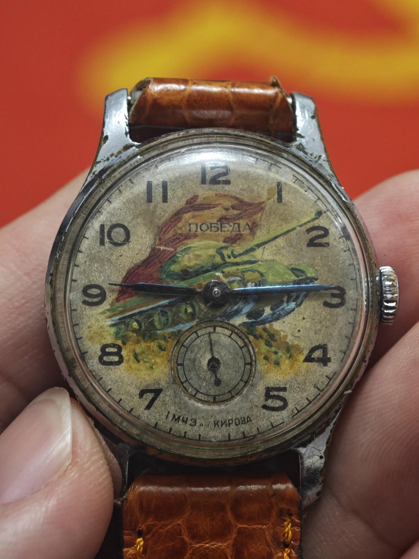 橙子收藏第五期 一枚苏联“胜利”牌（Победа）手绘T34坦克手动机械腕表(可走针），1952年家人送儿子的生日礼物。，由苏联莫斯科第一基洛夫钟表厂制造，是兼具战争纪念意义与家庭情感的珍贵藏品