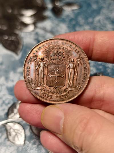 抚柳草堂-第十五期章牌钱币  奖章勋章限时免佣 满百包邮 放漏专场 - 1873法国天主教工人联盟实刻纪念铜章 巴黎造币厂·E.罗韦尔雕刻大师出品 直径37.8mm 重18.7g，蜜蜂Cuivre边铭少见品种1873年南特大会是该联盟的重要全国性会议，标志着天主教工人运动在普法战争后重新整合与发展 