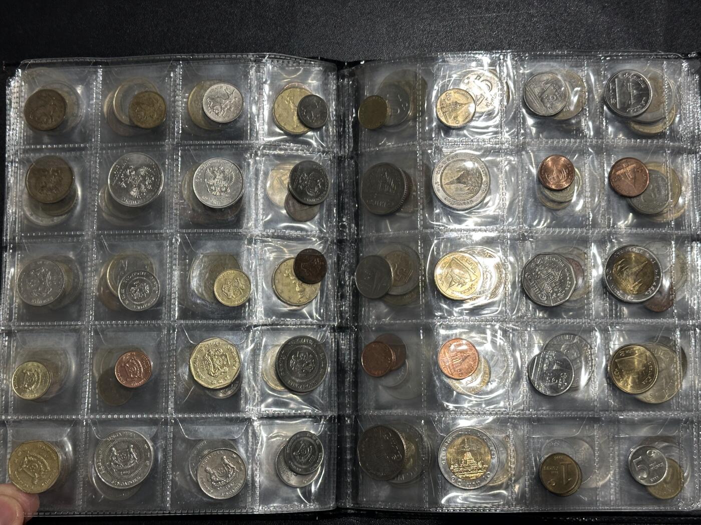 《外钞收藏家》第六百一十六期（精品场）（长期征集拍品、欢迎藏友们联系合作） 硬币收藏册一本 含硬币200多枚一起/成套硬币（欧元英镑加元等都有）