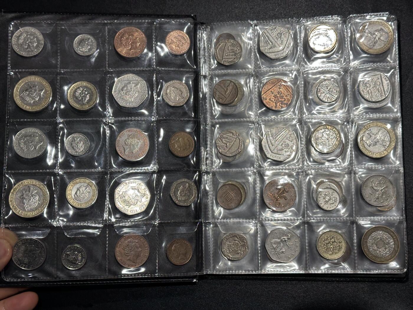 《外钞收藏家》第六百一十六期（精品场）（长期征集拍品、欢迎藏友们联系合作） 硬币收藏册一本 含硬币200多枚一起/成套硬币（欧元英镑加元等都有）