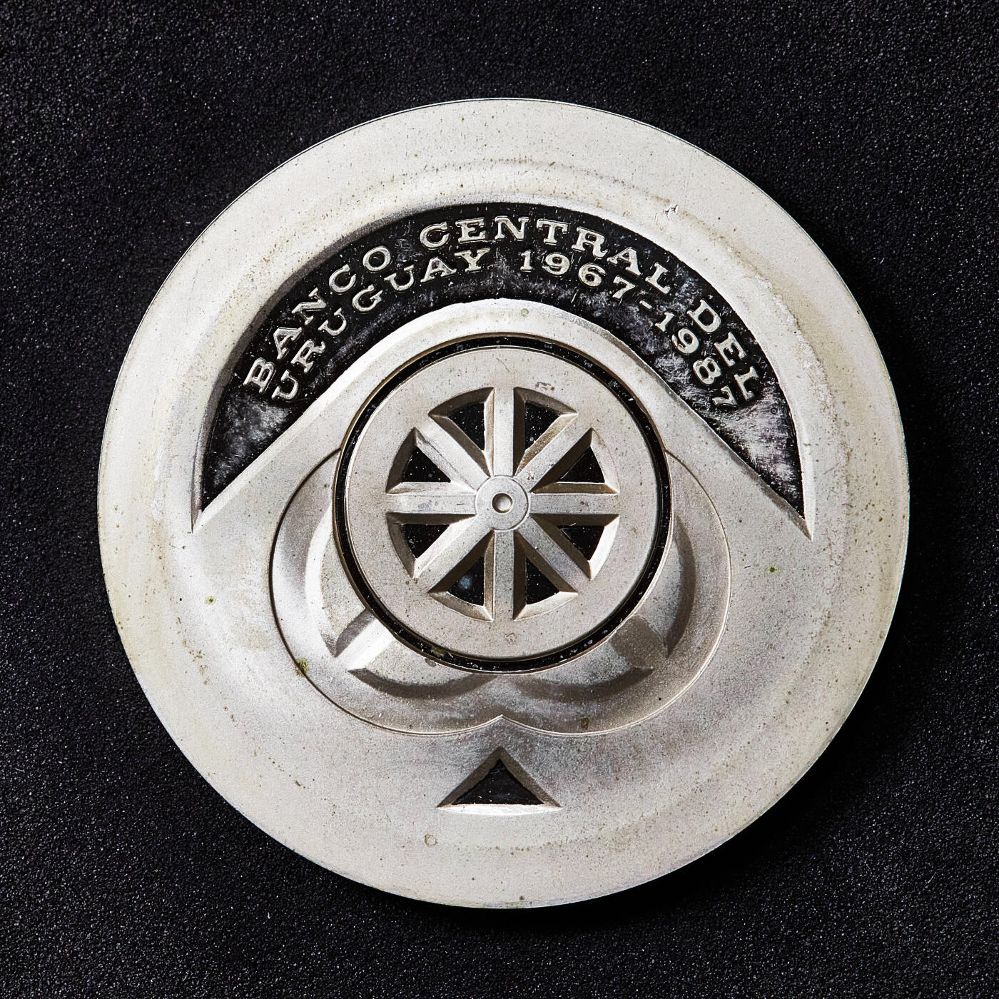 【俄甄集藏】2026年(049)03-18星期三 晚 19:30 全场包邮 乌拉圭1987年纪念中央银行成立20周年5000比索精制大银币，重25克，900银，发行量10000枚，大部分回炉了