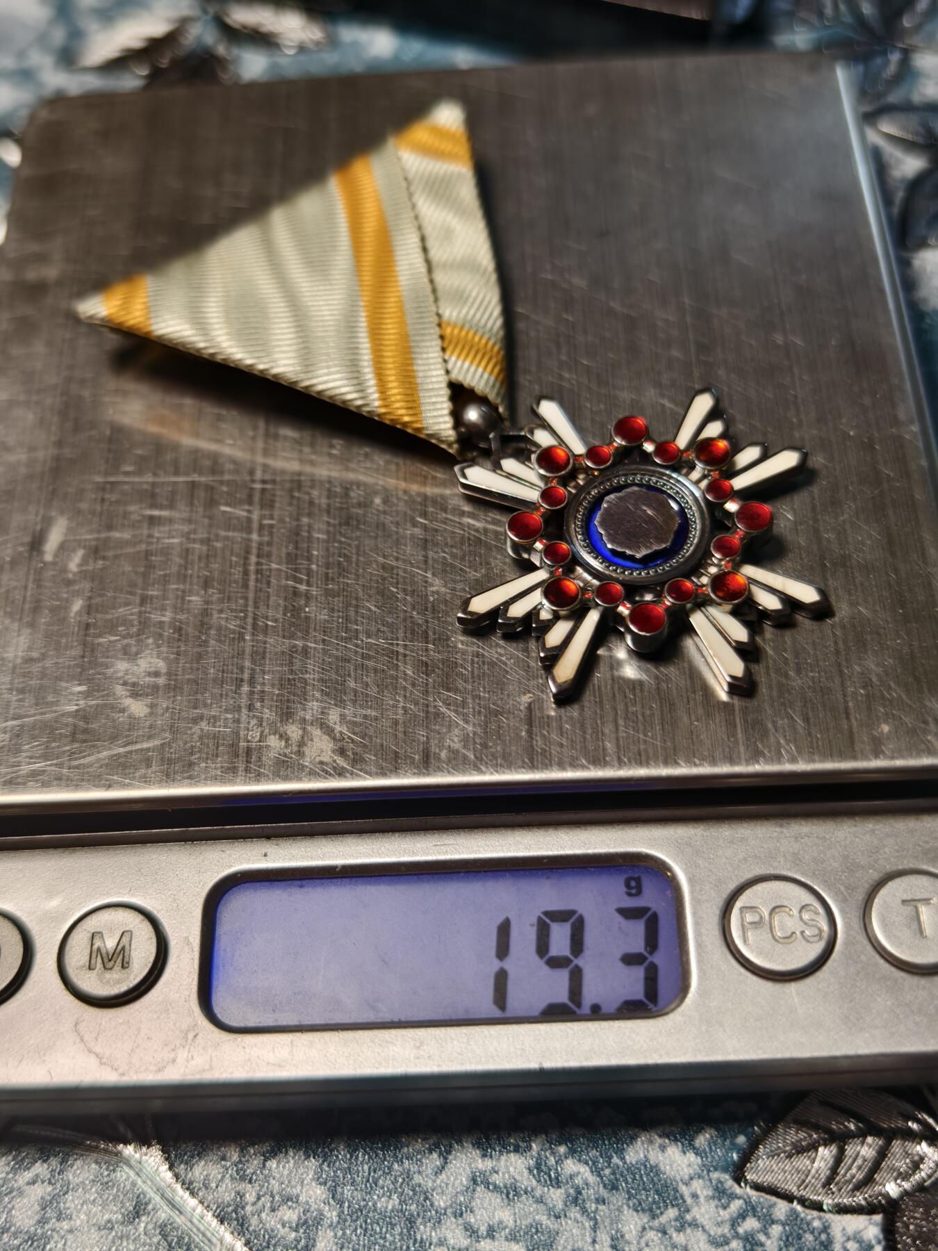 抚柳草堂-第十五期章牌钱币  奖章勋章限时免佣 满百包邮 放漏专场 勋六等瑞宝章 银质重19.3g 原盒带杯绶 稀少的m标 极美品七宝烧完好