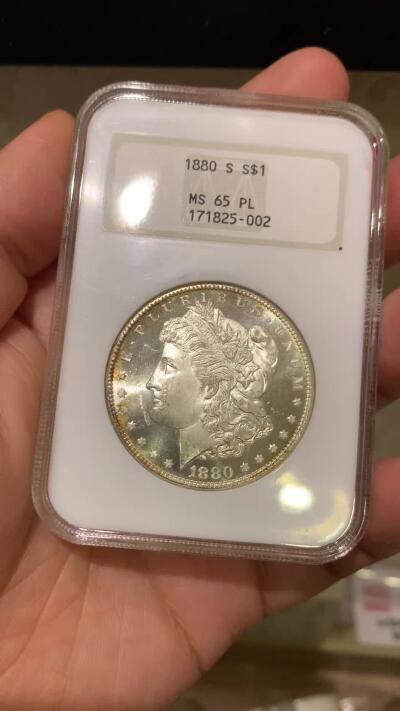 《竞宝斋》第469场 周日，周一 2场连拍 （全场包邮）欢迎送拍 NGC MS65PL 美国1880s摩根银币 ngc老盒子 镜面感十足，胜过大部分pl摩根，转光丝滑，两面边缘黄油彩实属难得，老盒溢价＋超强镜面观感