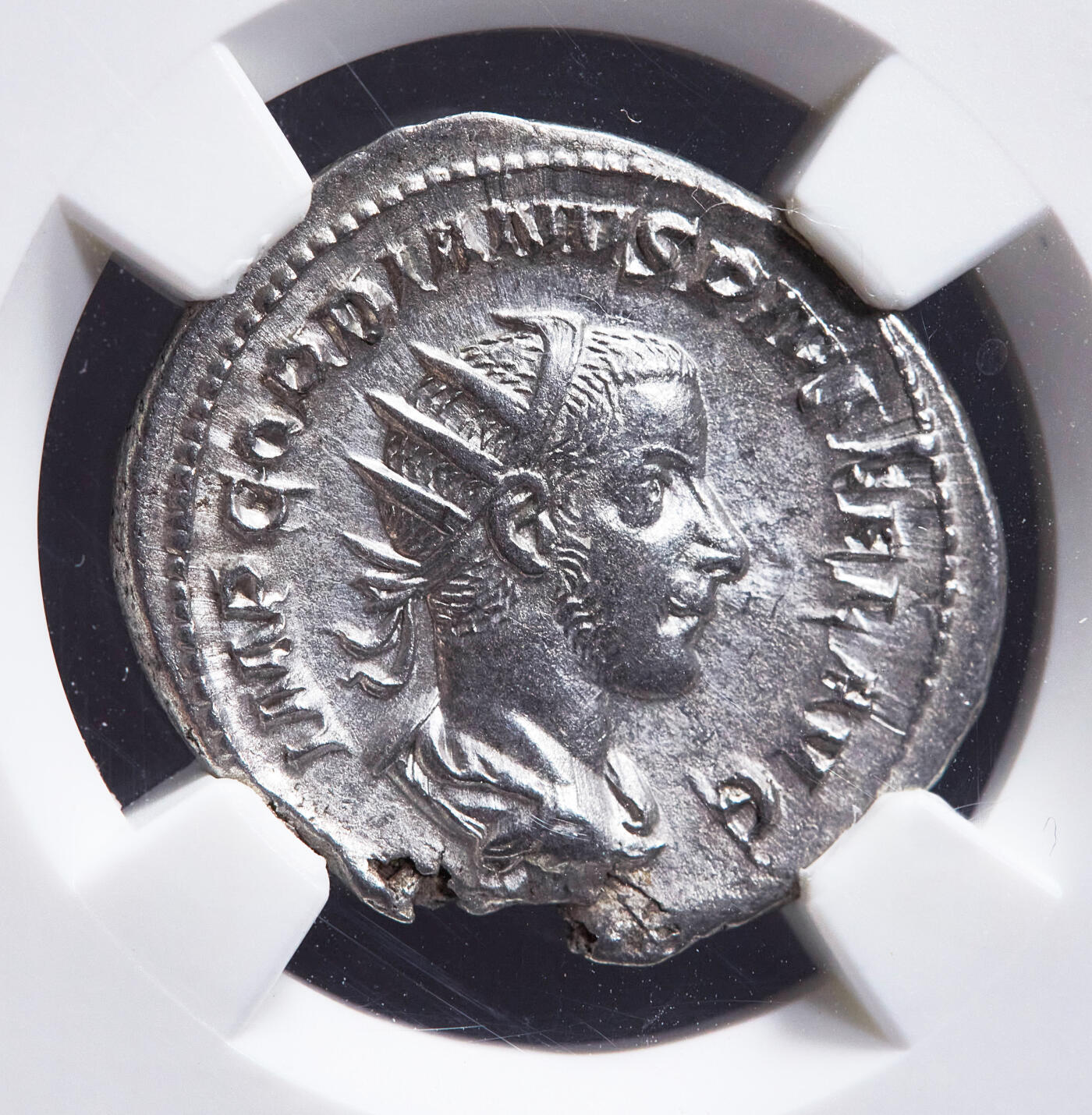 【俄甄集藏】2026年(049)03-18星期三 晚 19:30 全场包邮 古罗马帝国公元243-244年戈尔迪安三世桂冠双第纳尔胜利女神银币，NGC AU，正面皇帝戈尔迪安三世戴桂冠头像，背面双翼胜利女神站像，原光品相，状态难得