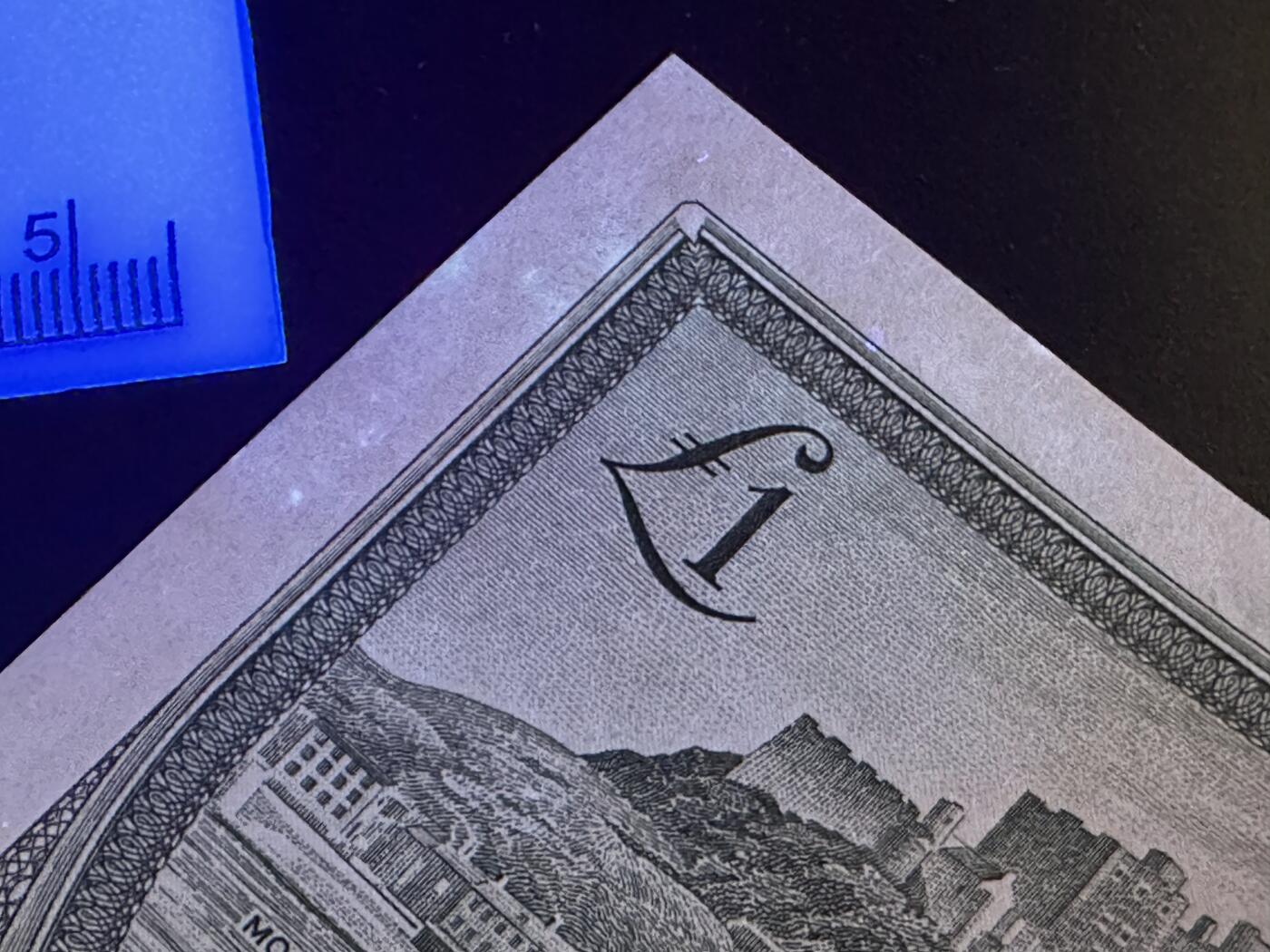 《外钞收藏家》第六百一十六期（精品场）（长期征集拍品、欢迎藏友们联系合作） 泽西 戎装女王1镑 全新 轻微潮点 号码无4