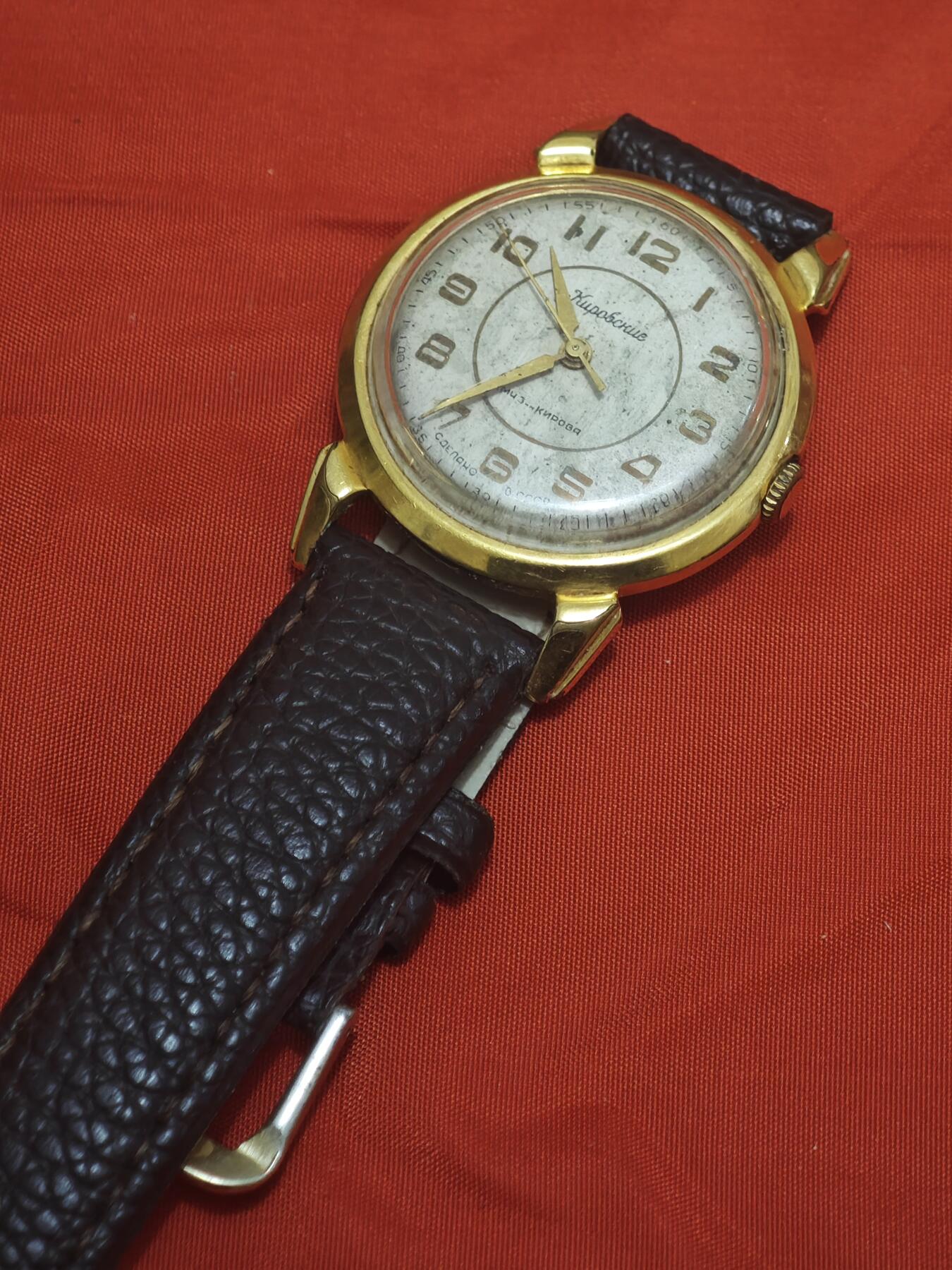 橙子收藏第五期 苏联（基洛夫斯基）镀金手动机械腕表， (可走针)  这是一枚苏联时期基洛夫第一钟表厂（1-й МИЗ имени Кирова）生产的手动机械腕表，以纪念布尔什维克领袖谢尔盖·基洛夫，是苏式早期制表工业的经典代表作