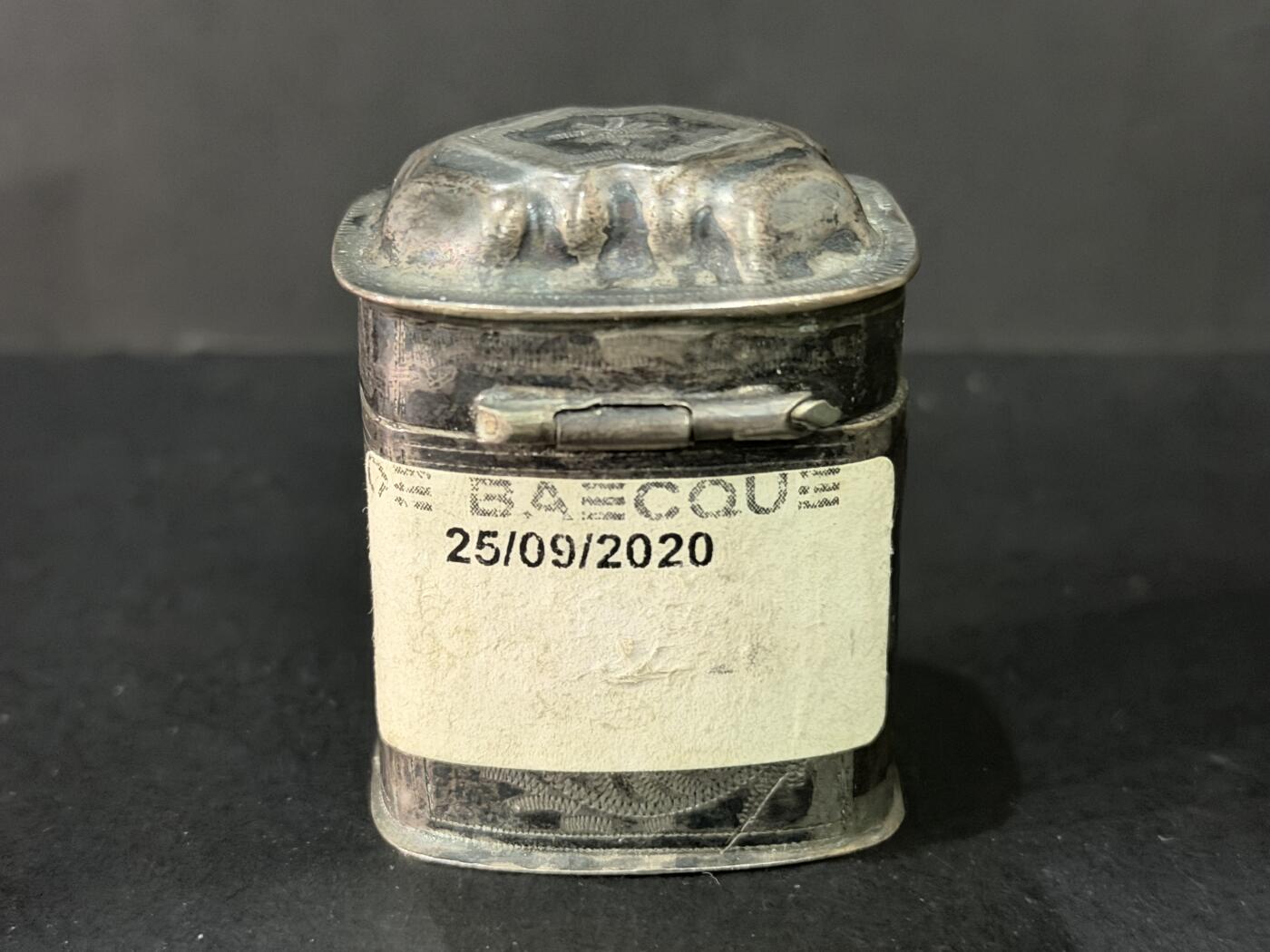 海外回流精品专场 法国回流19世纪银制牙膏盒（高：4.7cm，重：33.6g，有银标如图，不确定含银量）