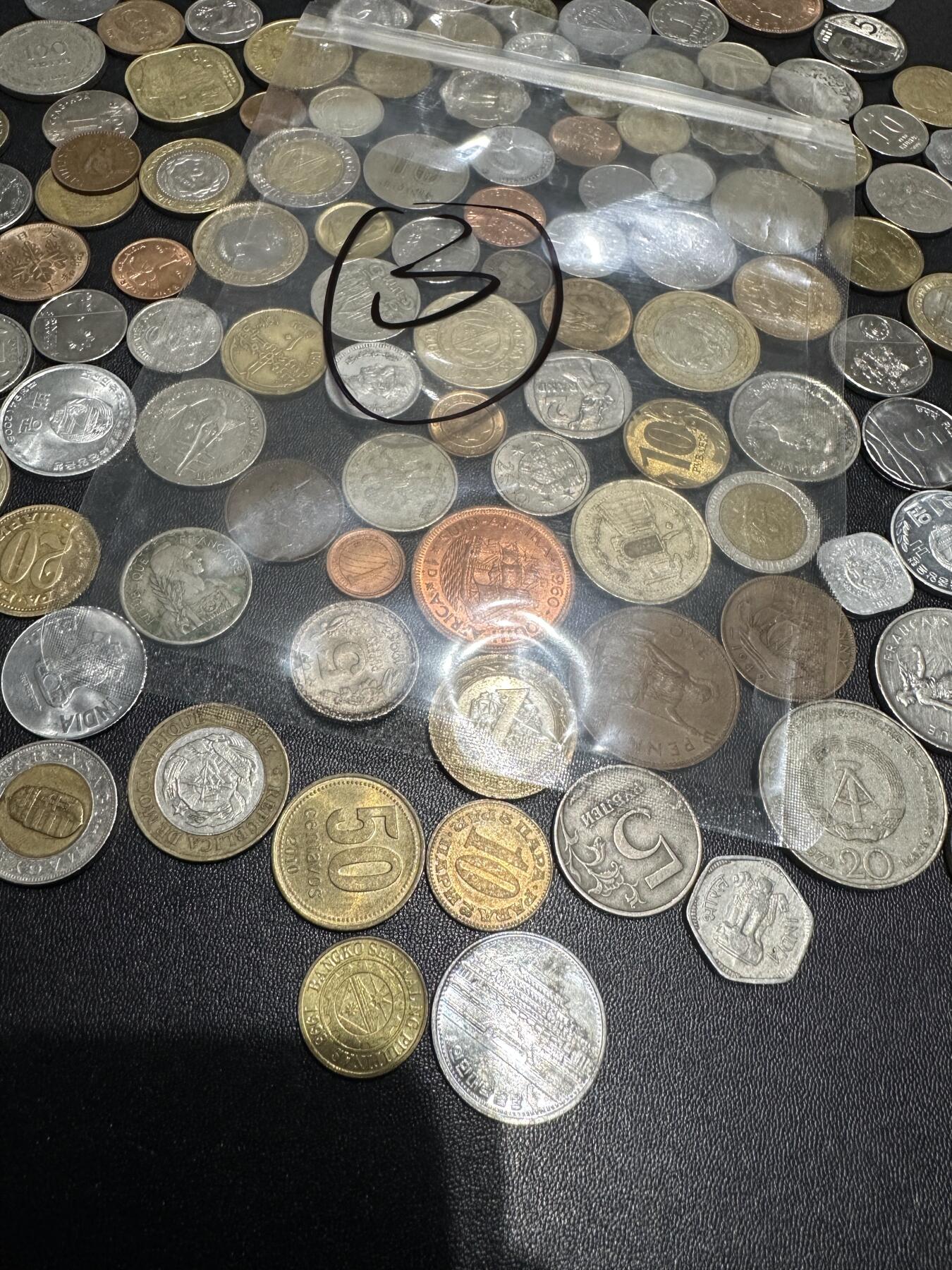 《外钞收藏家》第六百一十六期（精品场）（长期征集拍品、欢迎藏友们联系合作） 硬币包3号 近百枚一起