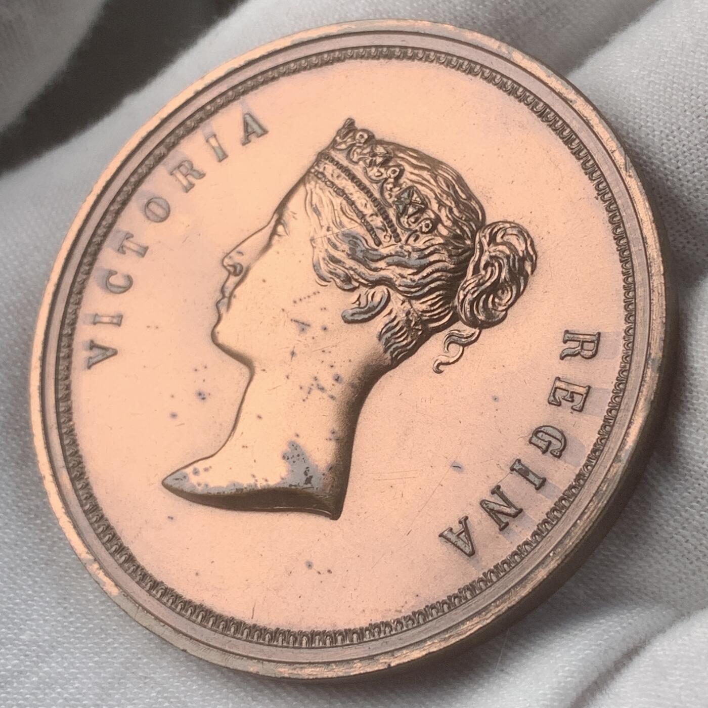 掌中浮雕-藏着的欧洲第054场 1837年维多利亚女王访问伦敦金融城铜章，50mm，后铸