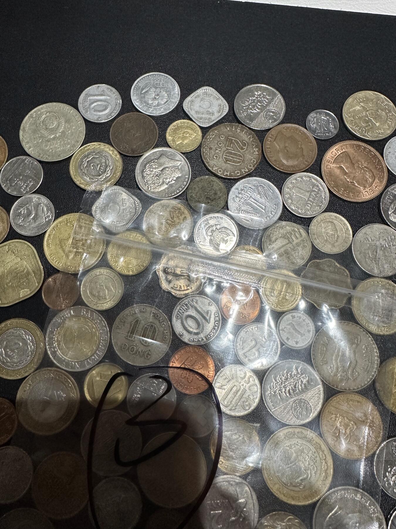 《外钞收藏家》第六百一十六期（精品场）（长期征集拍品、欢迎藏友们联系合作） 硬币包3号 近百枚一起