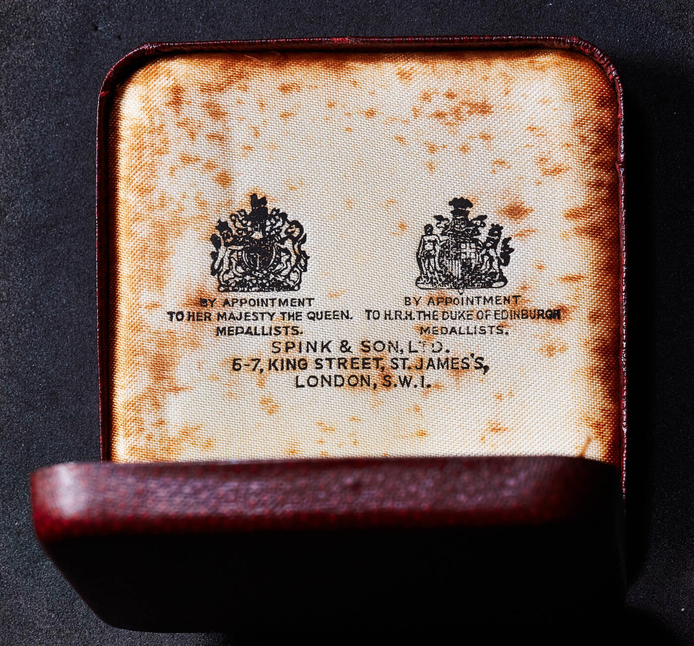 【俄甄集藏】2026年(049)03-18星期三 晚 19:30 全场包邮 英国1967年纪念弗朗西斯·奇切斯特爵士环球航行大银章，原盒证，五彩酱彩老包浆，直径：57mm，重量：75.2克，发行量：1000枚，稀少品种