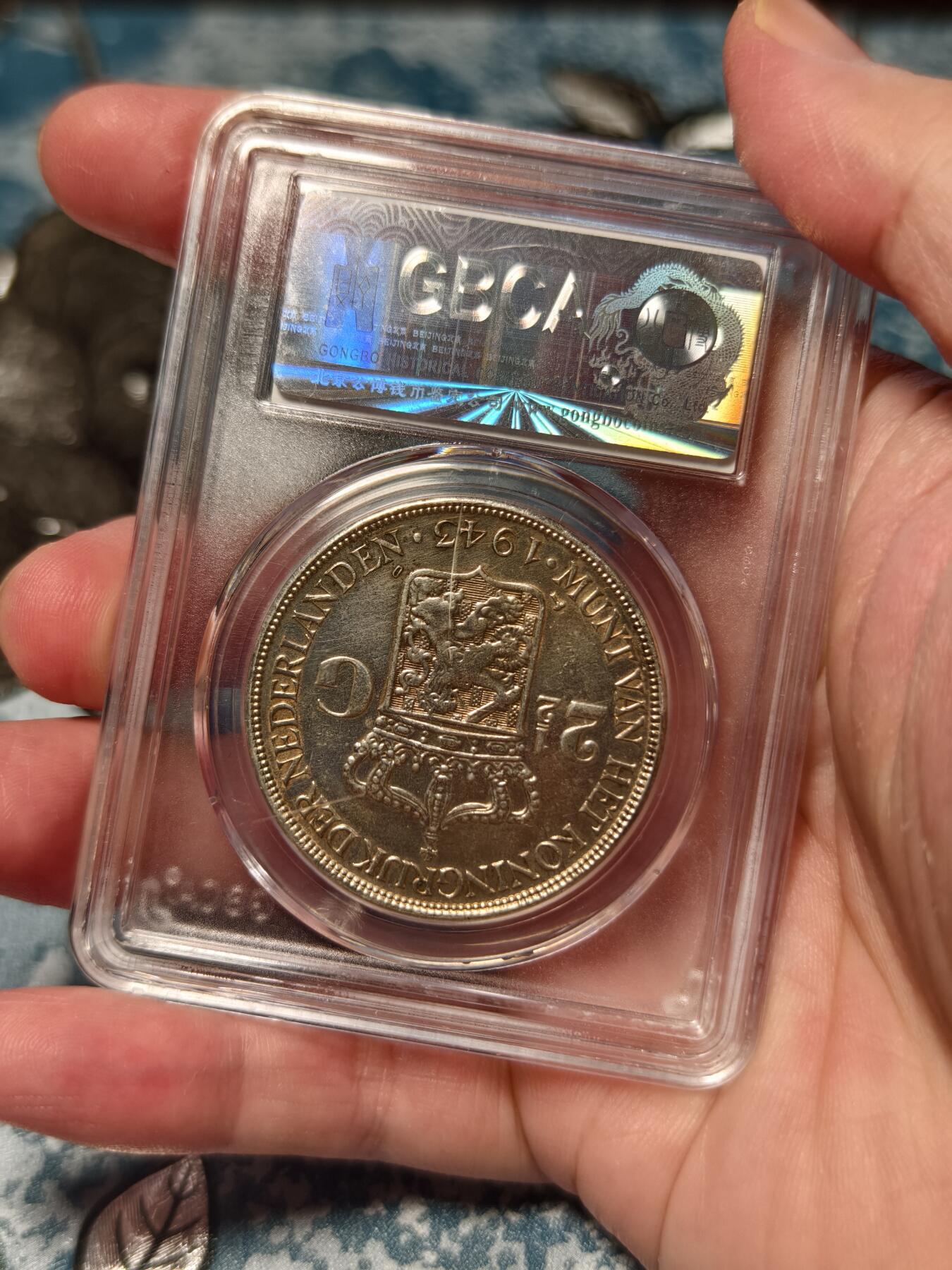 抚柳草堂-第十五期章牌钱币  奖章勋章限时免佣 满百包邮 放漏专场 1943荷属东印度2.5GULDEN银币 金彩包浆转光好 威廉敏娜女王特殊版本二战期间荷属东印度被日本占领 荷兰流亡政府委托美国丹佛造币厂铸造此币 公博au53 