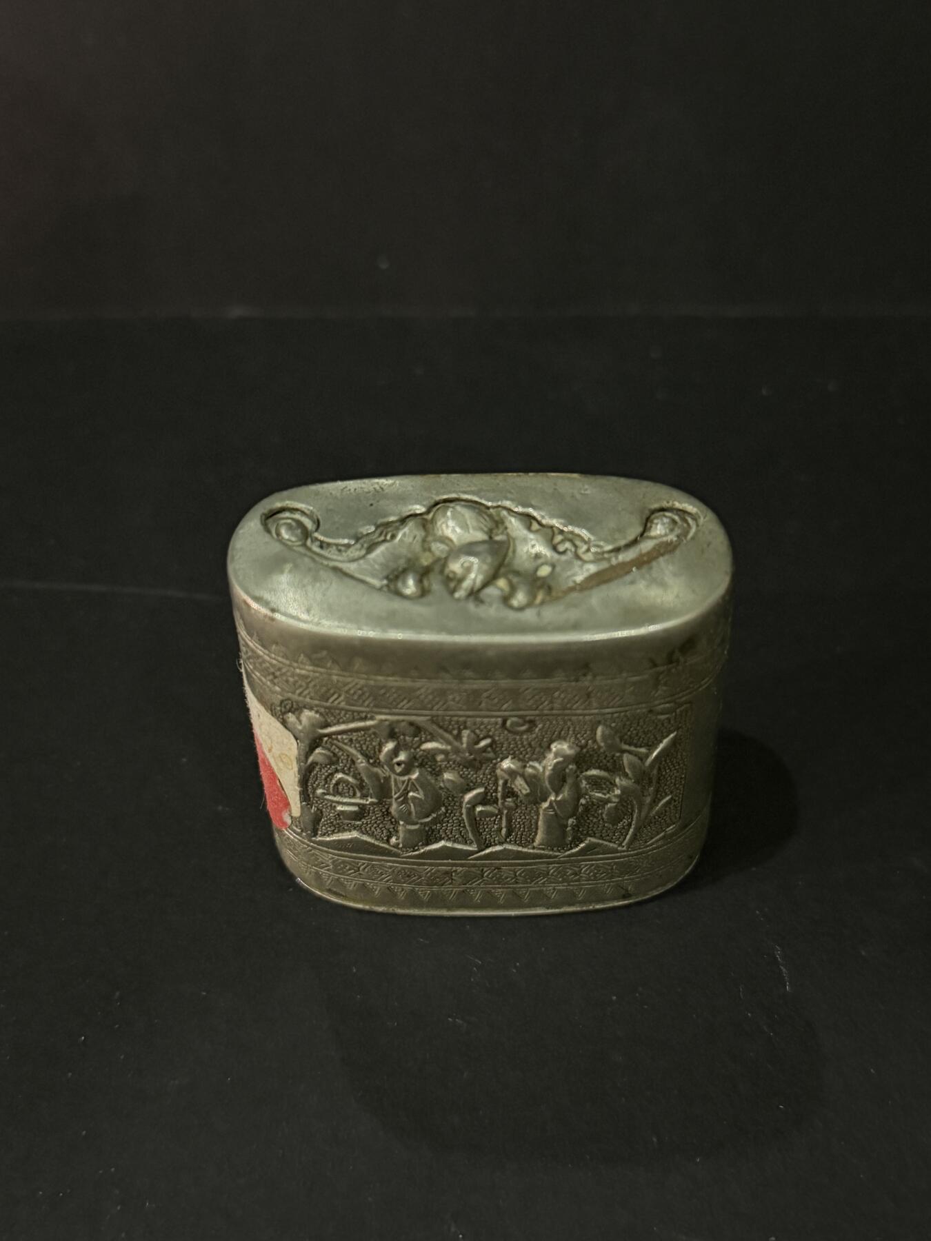 海外回流精品专场 法国回流晚清民国银制或白铜烟膏盒（4.5cmX4.7cm，79.6g，有底款）