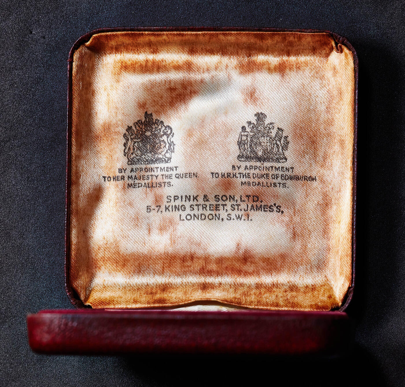 【俄甄集藏】2026年(049)03-18星期三 晚 19:30 全场包邮 英国1965年纪念前首相温斯顿·丘吉尔逝世大银章，原盒证，五彩酱彩老包浆，直径：57mm，重量：81.2克