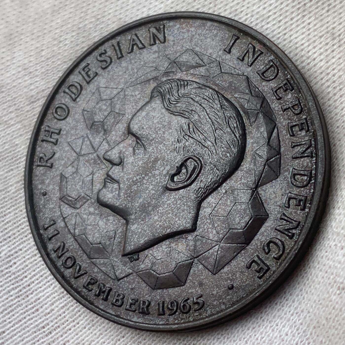 掌中浮雕-藏着的欧洲第054场 1965年罗德西亚独立纪念铜章，38mm