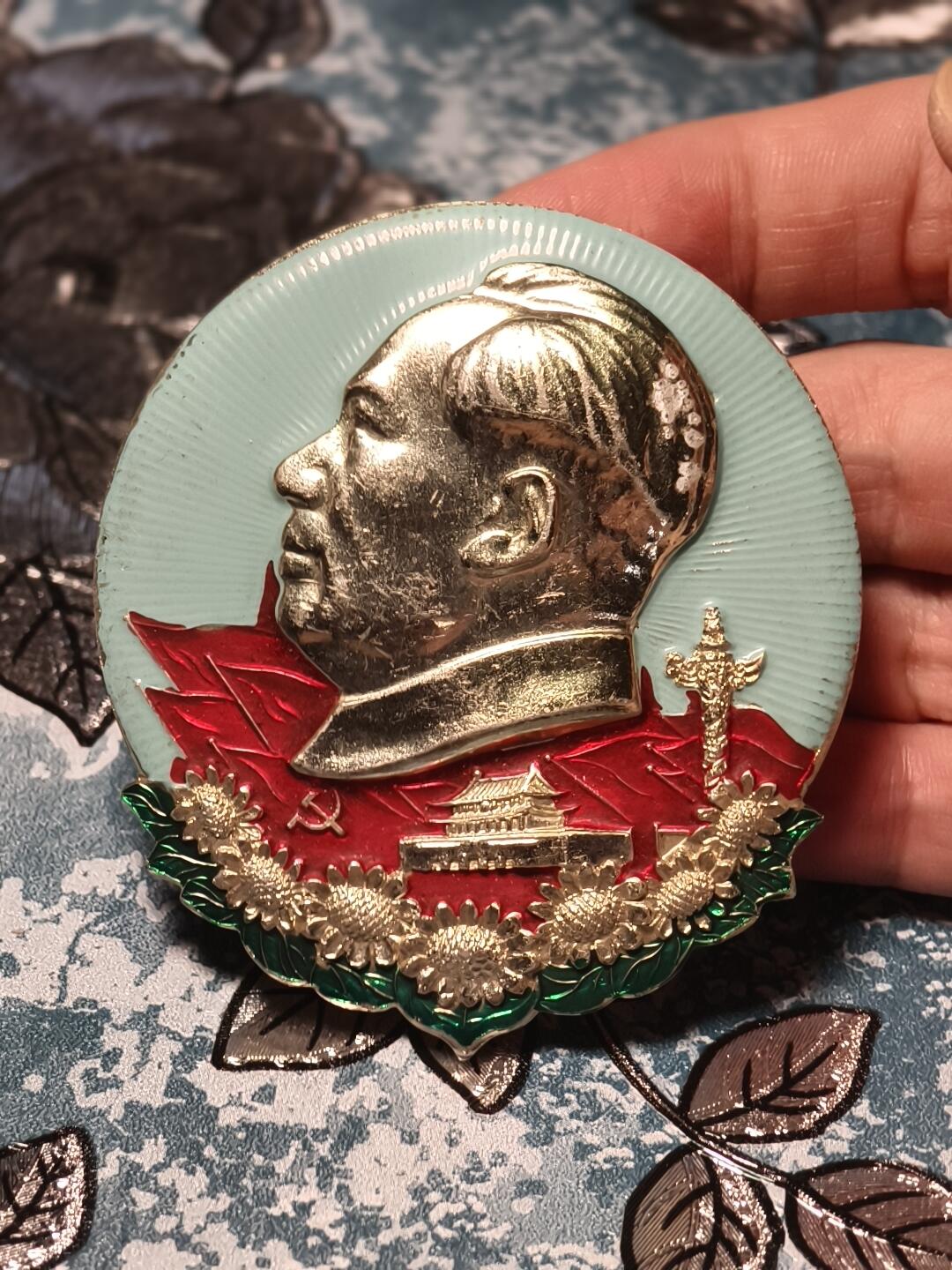 抚柳草堂-第十五期章牌钱币  奖章勋章限时免佣 满百包邮 放漏专场 1969毛主席像章 大号彩章天安门向日葵党旗华表 尺寸73*66左右 非常漂亮市场价小几百的品种 