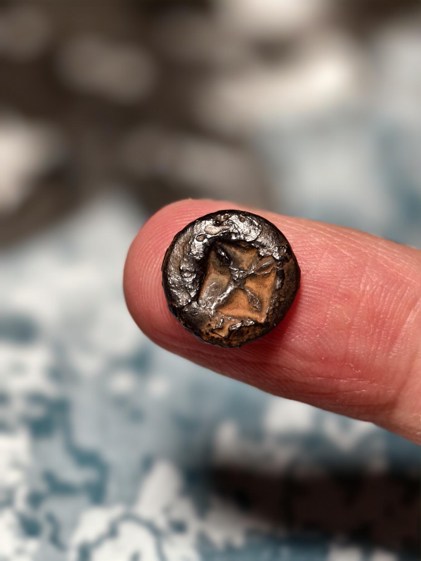 抚柳草堂-第十五期章牌钱币  奖章勋章限时免佣 满百包邮 放漏专场 三佛齐王国末期至满者伯夷王国早期打制小银币 1.5g重 正面有檀香花徽记，背面爪哇岛文，面值1 Unit或称Masa