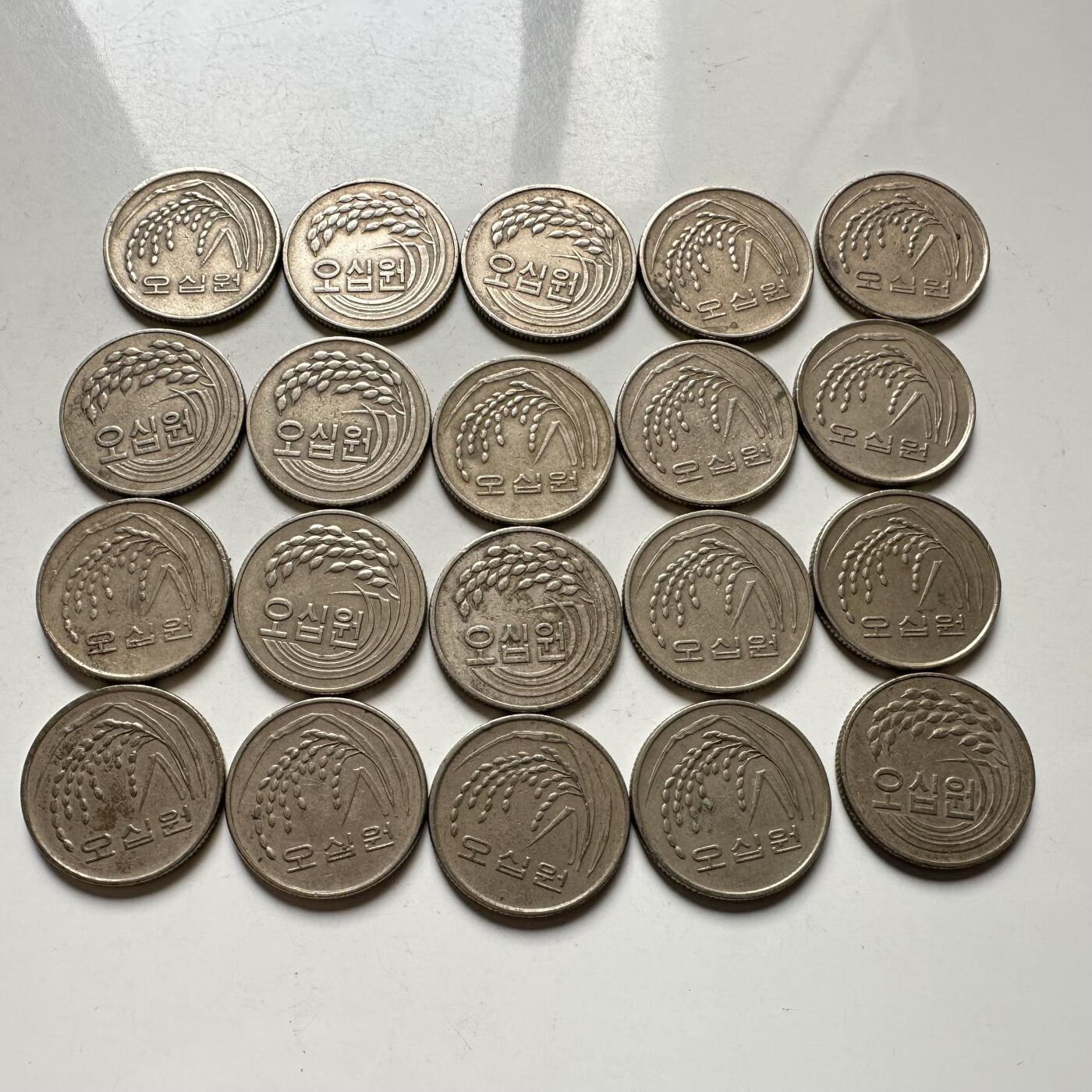 🌹外币初藏🌹🐯2026年第27场   每周二四六晚8️⃣点 接代拍 韩国50元一组20枚 b