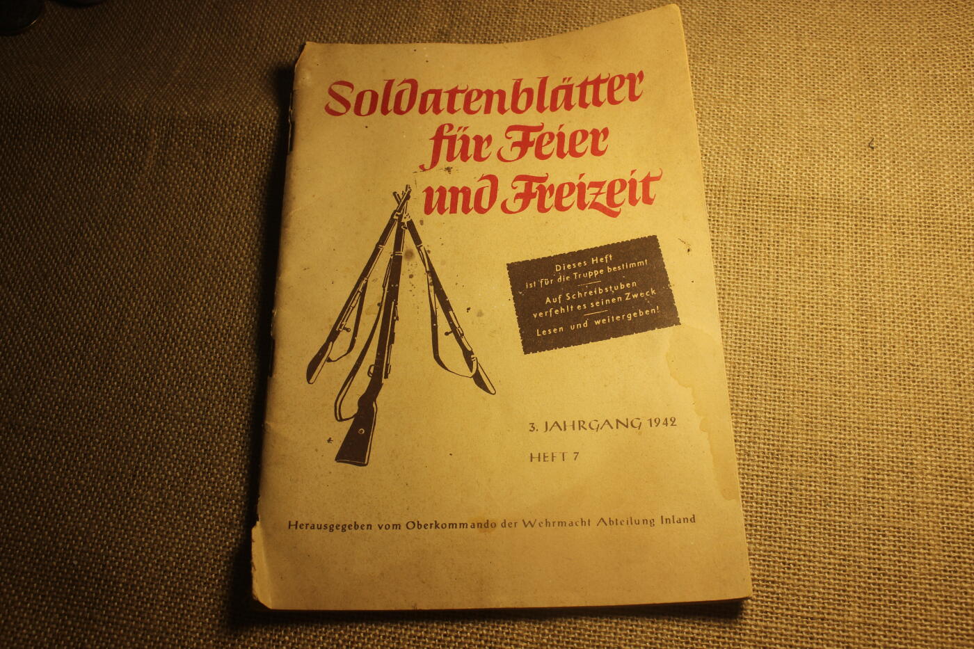 2026.3.14德系主题拍卖 德三士兵周刊，1942年第7期，国防军统帅部出版，合计46页，包含了一些小故事和东线的民俗文化等，夹页带战地明信片，年代久远纸张略有痕迹，结构完好