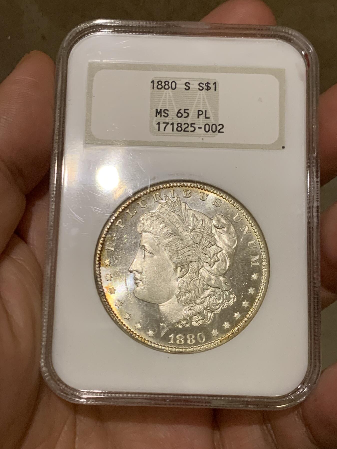 《竞宝斋》第469场 周日，周一 2场连拍 （全场包邮）欢迎送拍 NGC MS65PL 美国1880s摩根银币 ngc老盒子 镜面感十足，胜过大部分pl摩根，转光丝滑，两面边缘黄油彩实属难得，老盒溢价＋超强镜面观感