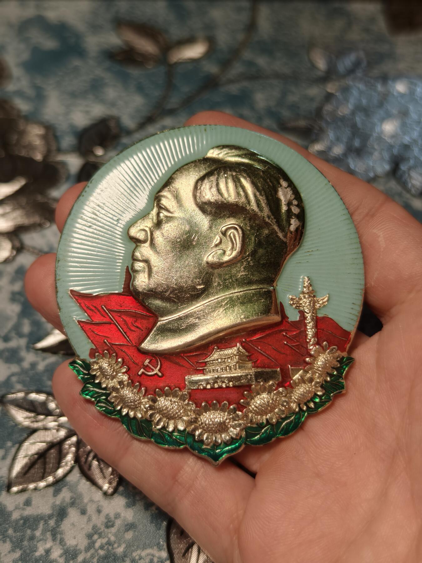 抚柳草堂-第十五期章牌钱币  奖章勋章限时免佣 满百包邮 放漏专场 1969毛主席像章 大号彩章天安门向日葵党旗华表 尺寸73*66左右 非常漂亮市场价小几百的品种 