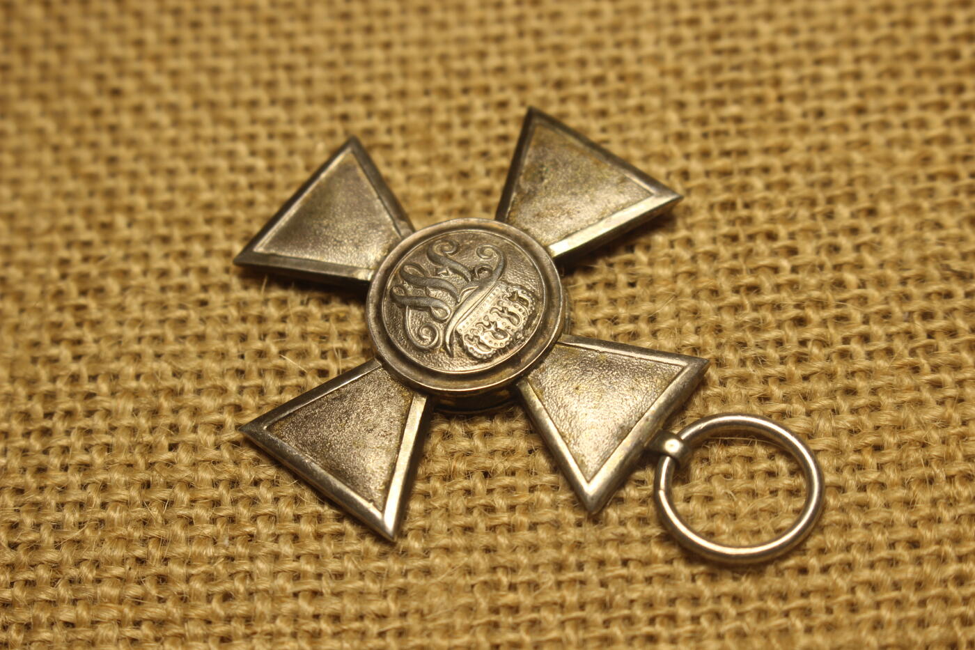 2026.3.14德系主题拍卖 四级红鹰勋章，银质、陶瓷彩绘，珠宝商私人订制产品，无厂标、银标，机测实际含银量91%，轻微佩戴痕迹，结构无损