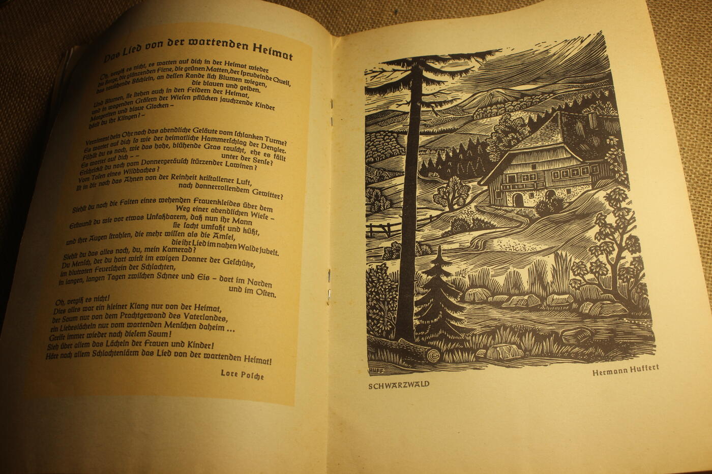 2026.3.14德系主题拍卖 德三士兵周刊，1942年第7期，国防军统帅部出版，合计46页，包含了一些小故事和东线的民俗文化等，夹页带战地明信片，年代久远纸张略有痕迹，结构完好