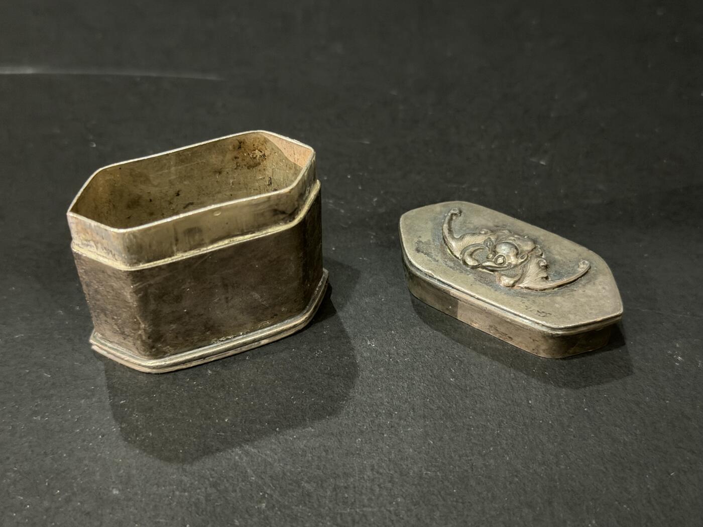 海外回流精品专场 法国回流晚清民国银制烟膏盒（尺寸：4.5cmX3.7cm，52.2g，有底款，不确定含银量）