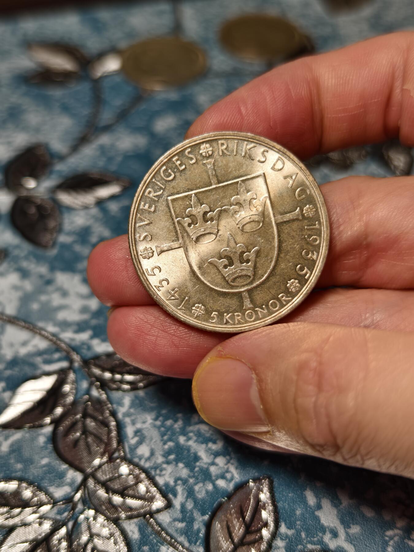 抚柳草堂-第十五期章牌钱币  奖章勋章限时免佣 满百包邮 放漏专场 1935瑞典议会500周年5克朗纪念银币 高银25.2g 原光近未流通美品 古斯塔夫五世头像瑞典议会是世界上现存最古老的议会之一