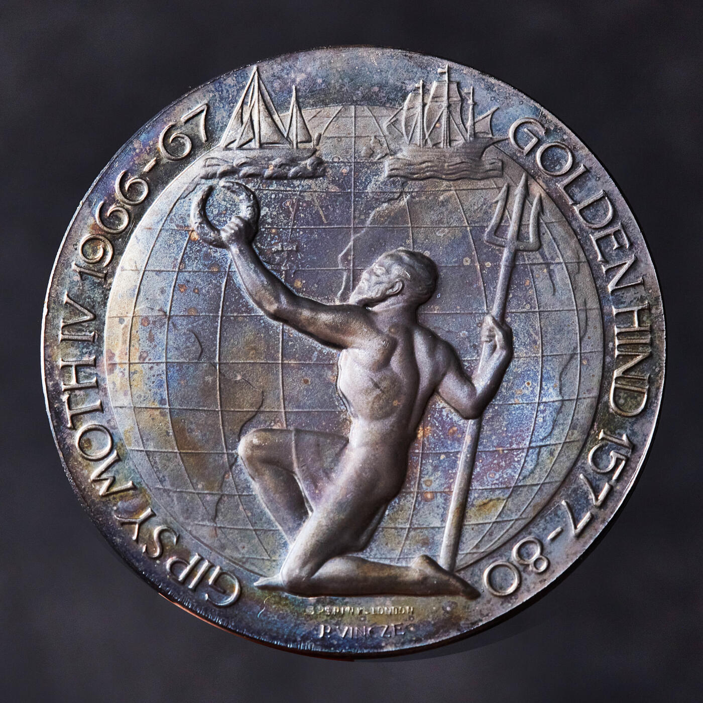 【俄甄集藏】2026年(049)03-18星期三 晚 19:30 全场包邮 英国1967年纪念弗朗西斯·奇切斯特爵士环球航行大银章，原盒证，五彩酱彩老包浆，直径：57mm，重量：75.2克，发行量：1000枚，稀少品种