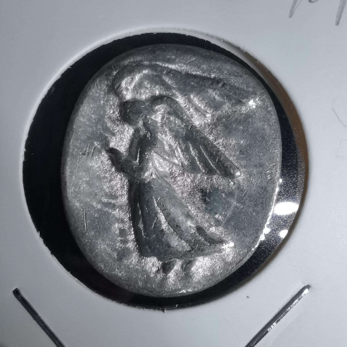 沼泽如烟--第1018场 古希腊胜利女神尼克（Nike）形象的现代饰品/纪念章