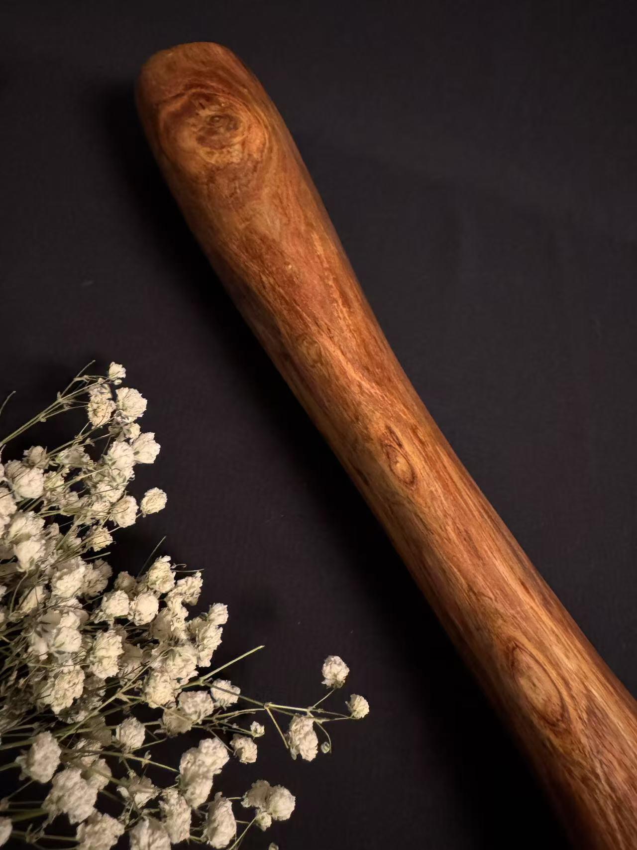 零元拍：NO.21终于在节前收到这批送出去加工的海南黄花梨随型把玩棍横财，这也许就是玩木头的乐趣吧，每一个花纹都独一无二，是自然与匠心的完美邂逅。 它保留了木材最本真的曲线，每一处起伏都像是时光在木头上留下的指纹。尺寸：490/50/55MM