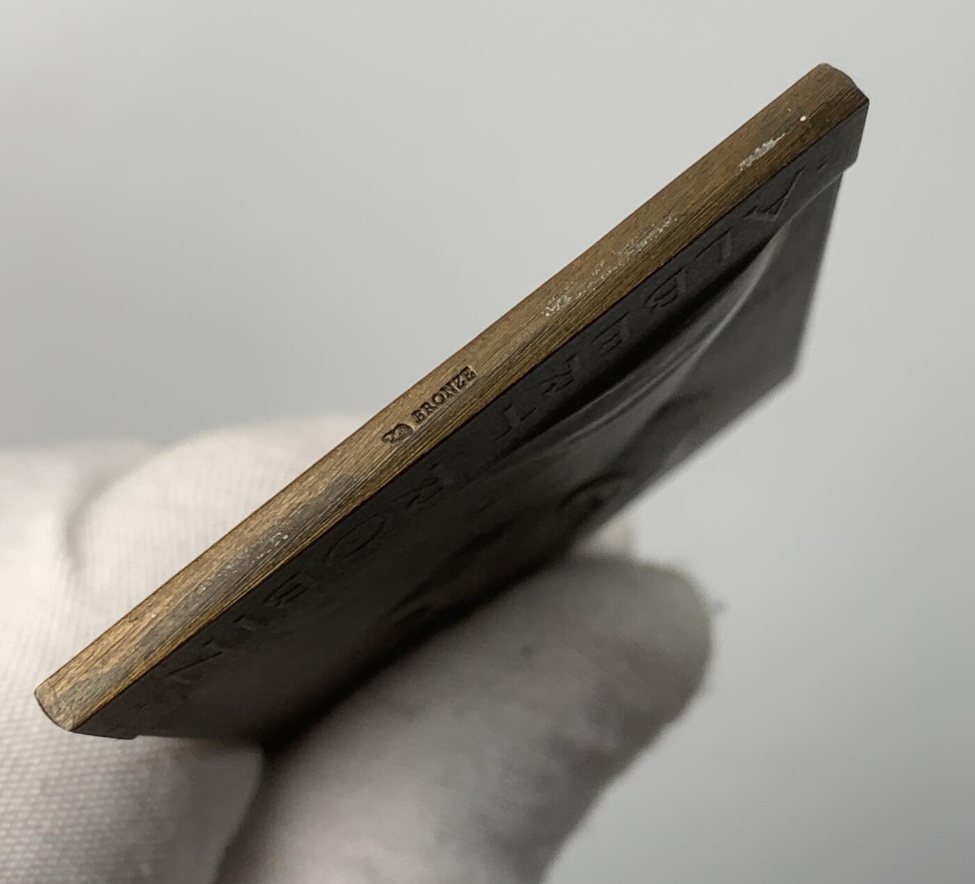 掌中浮雕-藏着的欧洲第054场 1905年法国巴黎医学院教授艾伯特•罗宾纪念铜章 ，73 X 51mm，原盒（卡扣扣不住）； Nicolas Maier法国章优秀作品集#166号； 雕刻家：1900年法国巴黎世博会金奖获得者维克多•佛农(Victor Vernon 1858-1912)