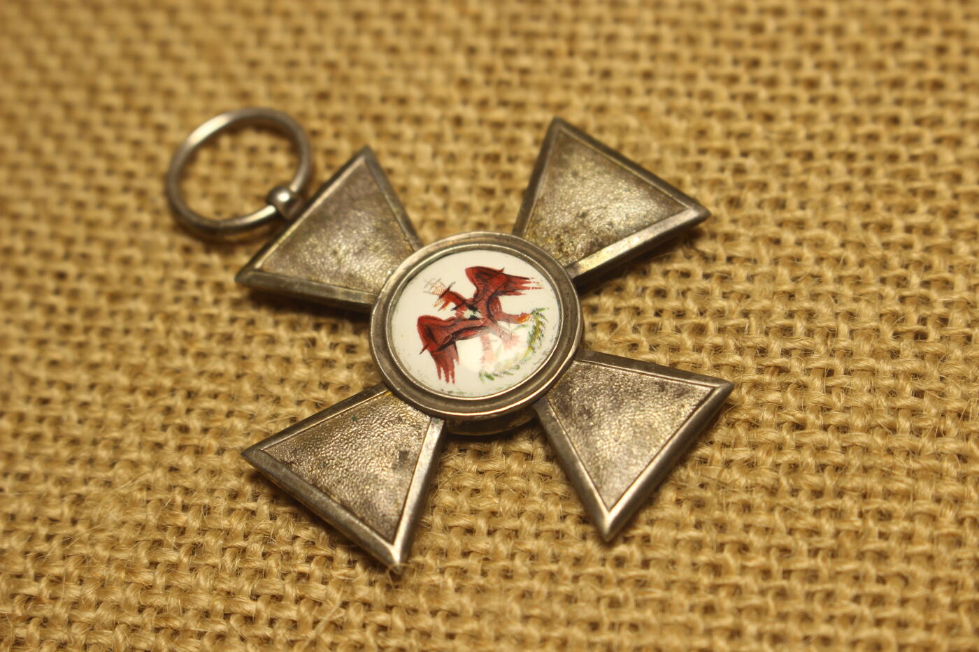 2026.3.14德系主题拍卖 四级红鹰勋章，银质、陶瓷彩绘，珠宝商私人订制产品，无厂标、银标，机测实际含银量91%，轻微佩戴痕迹，结构无损