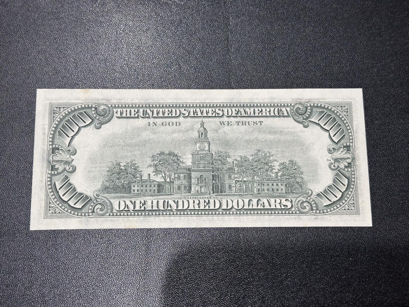 《外钞收藏家》第六百一十六期（精品场）（长期征集拍品、欢迎藏友们联系合作） 1977年美国小头版100美元 全新不绝轻微潮