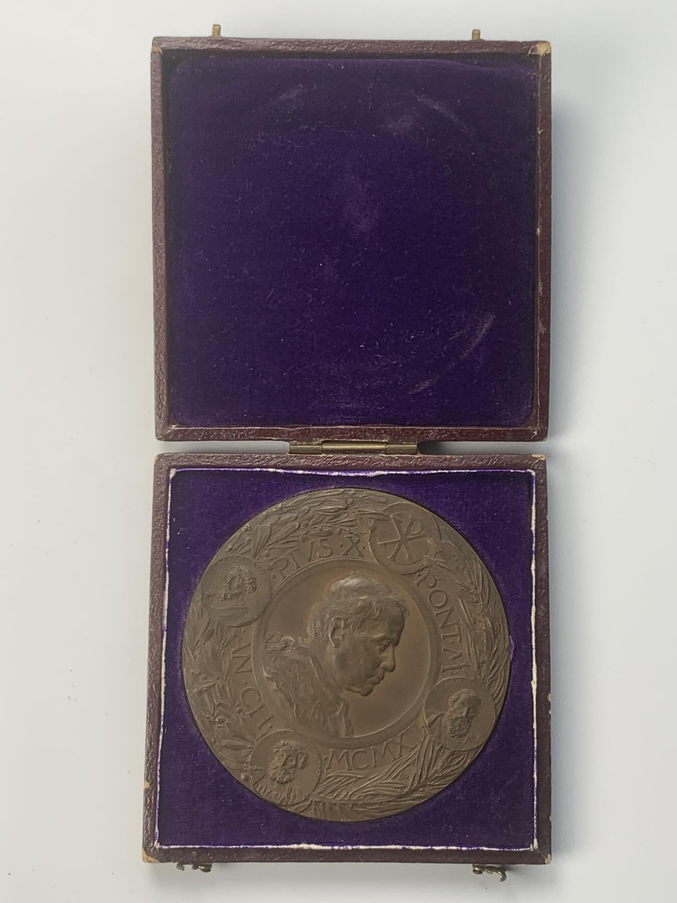 掌中浮雕-藏着的欧洲第054场 1913年教皇庇护十世铜章， 66.8mm，S.Johnson出品，稀少！配有合适的盒子