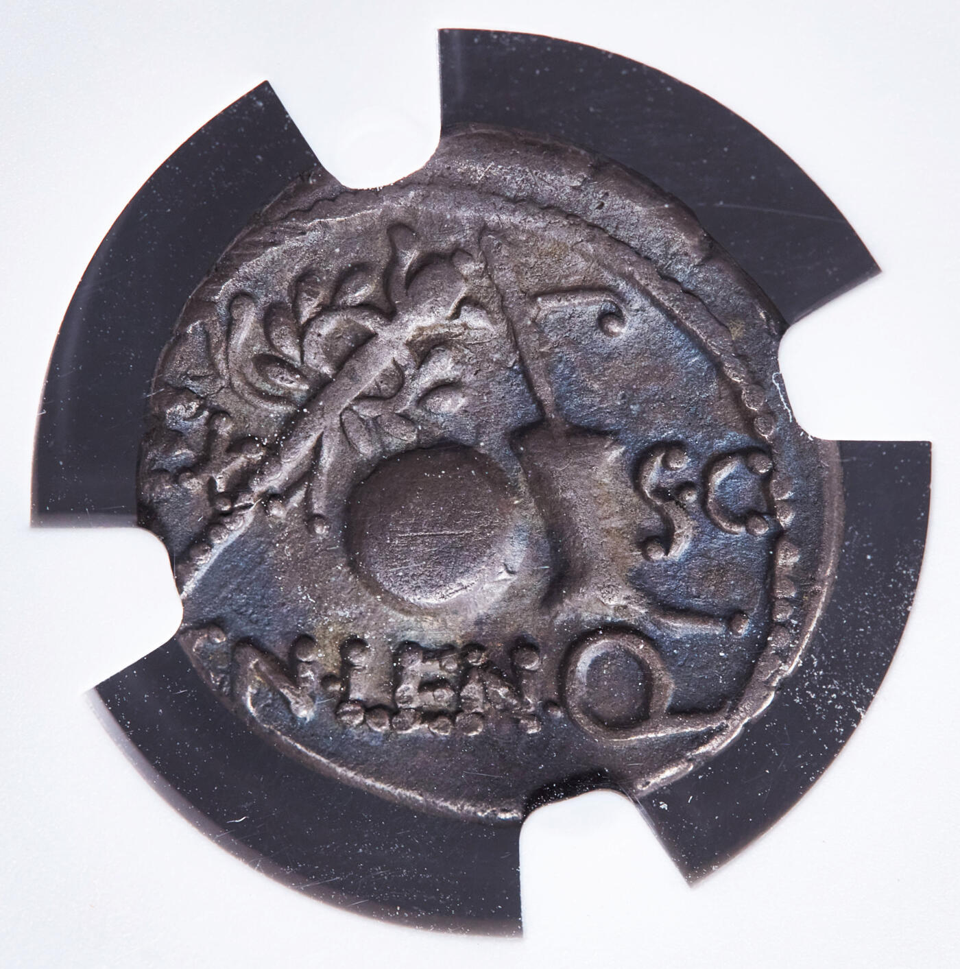 【俄甄集藏】2026年(049)03-18星期三 晚 19:30 全场包邮 古罗马共和国公元前76-前75年精力之神1第纳尔银币，NGC VF (Str4/5, Sur2/5)，发行于西班牙地区，正面精力之神束发带面右像，后方有一柄权杖，上方有“致罗马人民的保护神”的铭文缩写 “G.P.R”，背面左边权杖右边船舵中间地球，两侧币文EX.SC意为受元老院授权，下方制币官与财务官姓名缩写，少见品种，极美品，收藏匣老包浆