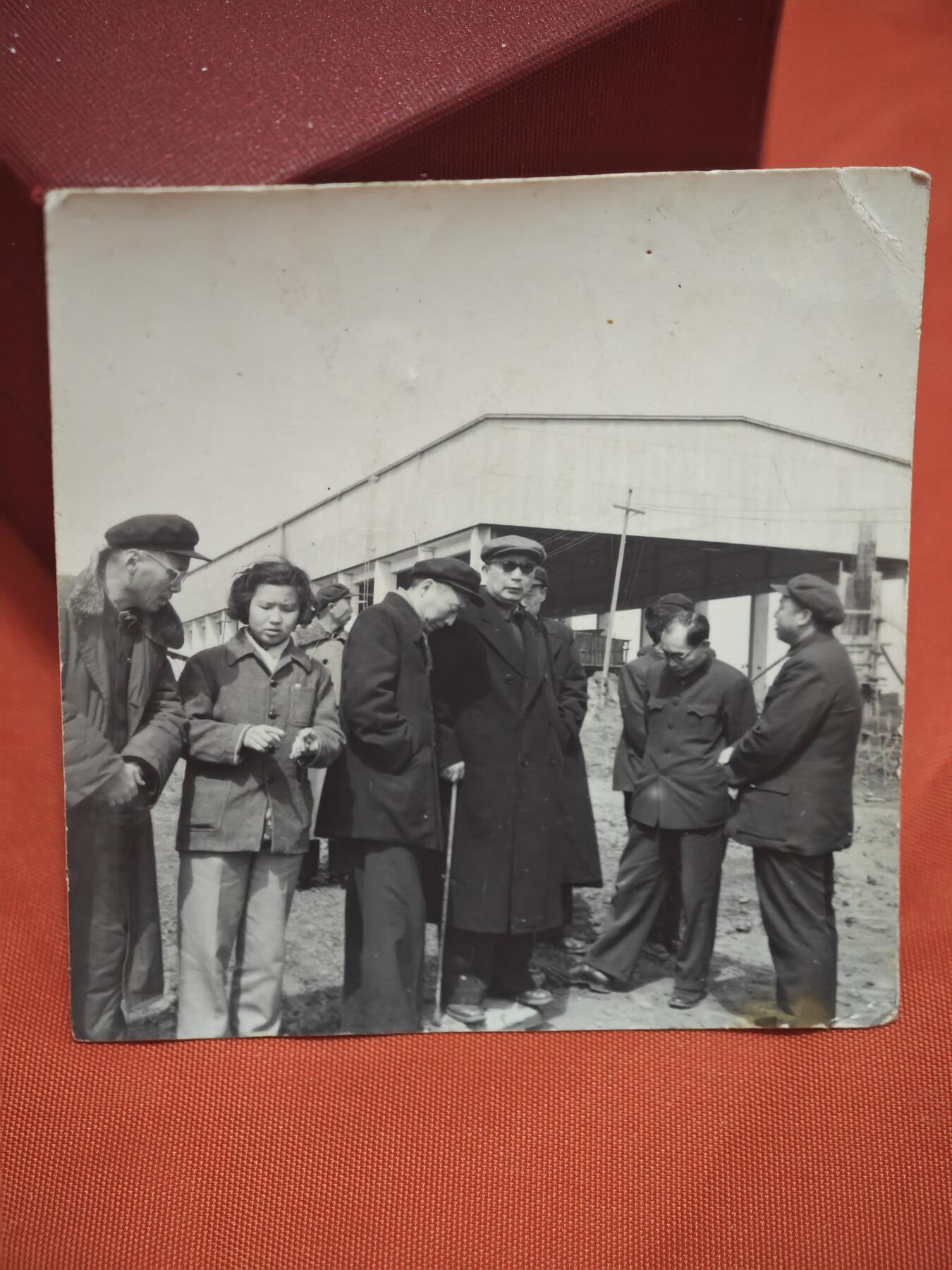 橙子收藏第五期 陈毅元帅视察工业建设老照片   这张珍贵的黑白老照片，定格了中华人民共和国十大元帅之一、伟大的无产阶级革命家、军事家、外交家陈毅元帅，在建国后深入基层、视察国家工业建设一线的历史瞬间。