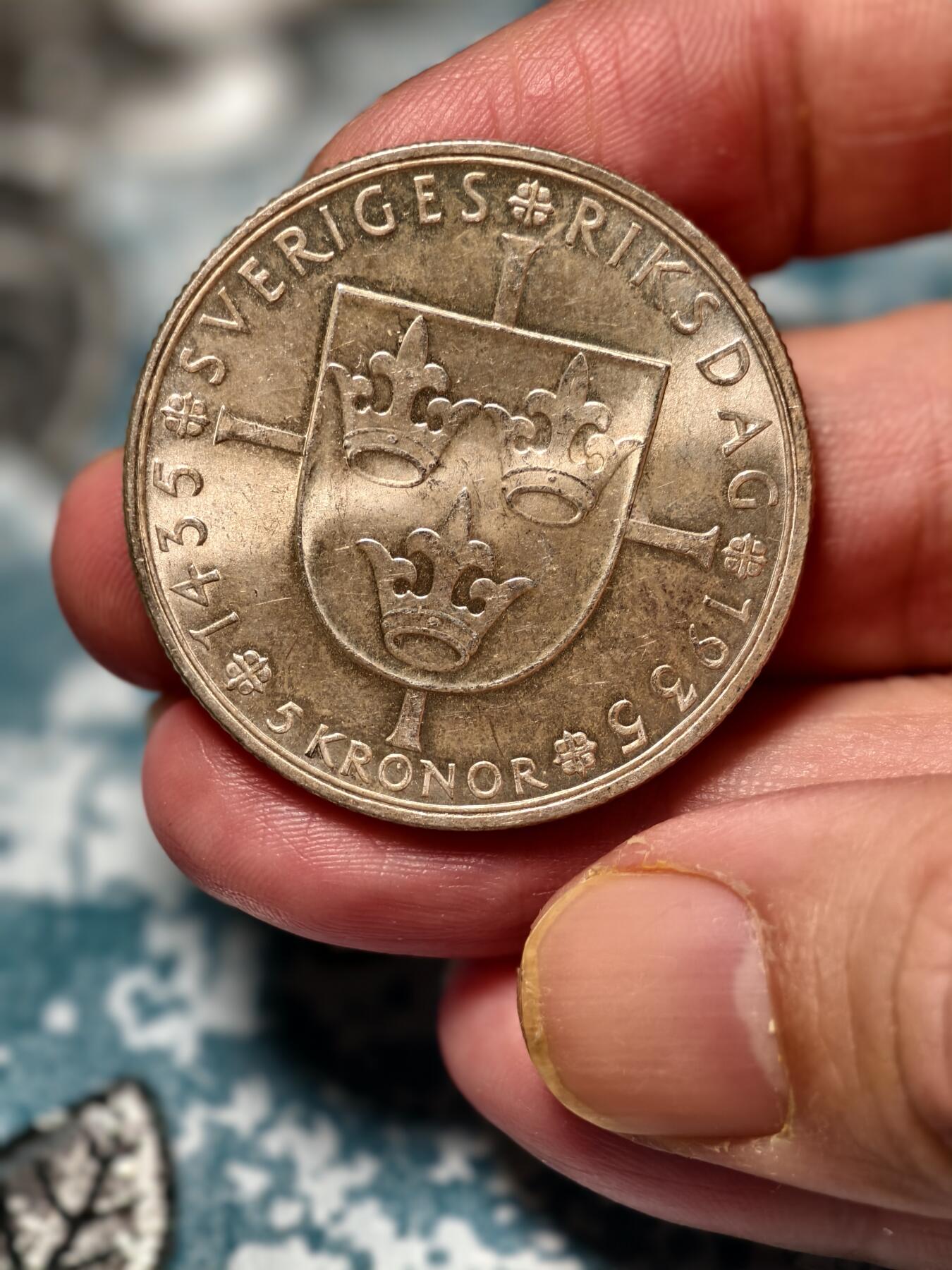 抚柳草堂-第十五期章牌钱币  奖章勋章限时免佣 满百包邮 放漏专场 1935瑞典议会500周年5克朗纪念银币 高银25.2g 原光近未流通美品 古斯塔夫五世头像瑞典议会是世界上现存最古老的议会之一