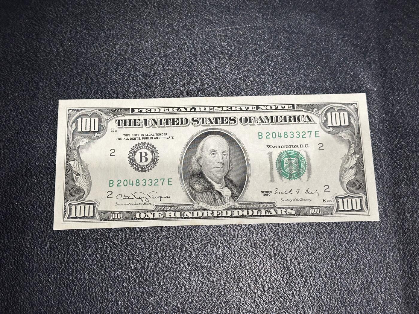 《外钞收藏家》第六百一十六期（精品场）（长期征集拍品、欢迎藏友们联系合作） 1990年美国小头版100美元 全新 轻微潮