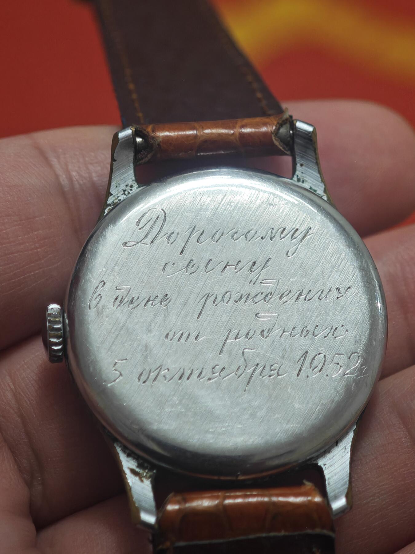 橙子收藏第五期 一枚苏联“胜利”牌（Победа）手绘T34坦克手动机械腕表(可走针），1952年家人送儿子的生日礼物。，由苏联莫斯科第一基洛夫钟表厂制造，是兼具战争纪念意义与家庭情感的珍贵藏品