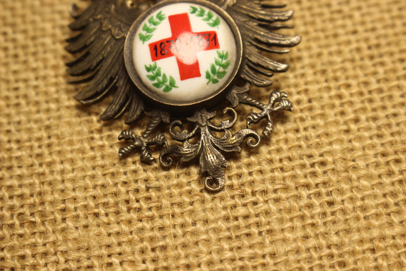 2026.3.14德系主题拍卖 普法战争红十字会纪念胸章，珠宝商私人订制产品，陶瓷彩绘，背盖打800银标Lot14，机测背盖含银量81%，章体其余部分为铜质，近库存品相