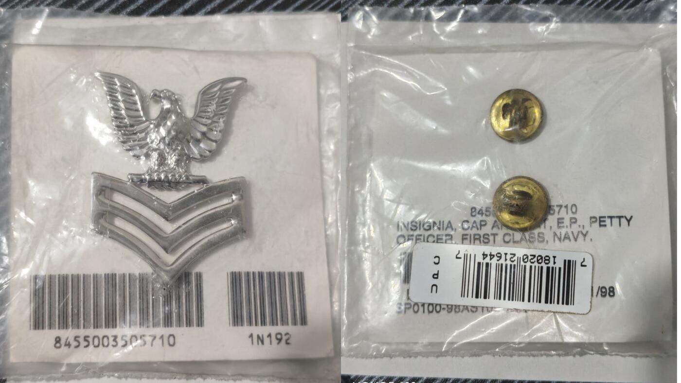 杂件，不寄存 这是美国海军（U.S. Navy）一等水兵（Petty Officer First Class, PO1，军衔E-6）的制式帽徽（Cap Insignia），属于全新未拆封的军版库存品。