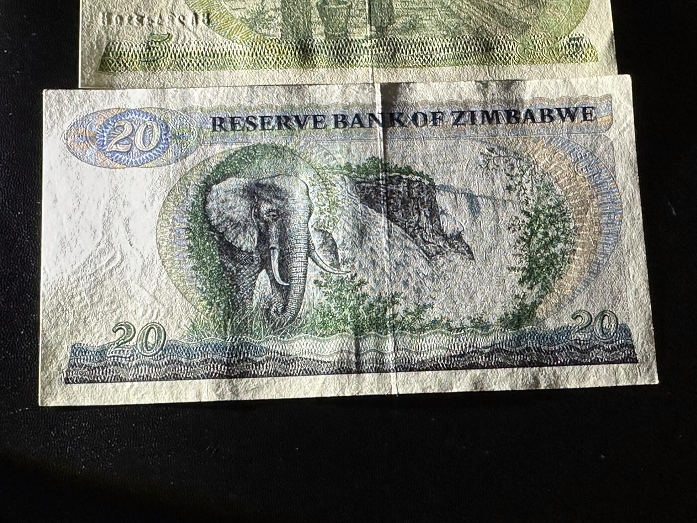 《外钞收藏家》第六百一十六期（精品场）（长期征集拍品、欢迎藏友们联系合作） 津巴布韦5元全新和20AU 2张一起